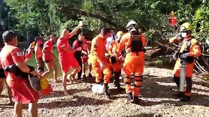 Bombeiros salvam adolescente de 16 anos