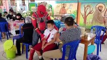 Berkostum Spiderman, Bhabinkamtibmas Polsek Dusel Hibur Anak-Anak Peserta Vaksin di Sekolah Santa Maria