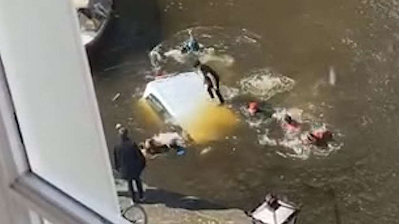 Une camionnette avec neuf touristes tombe dans un canal à Amsterdam