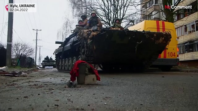 Украинские военные расчищают дороги в городе к северу от Киева