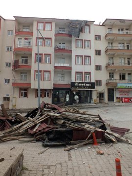 YOZGAT'TA ŞİDDETLİ RÜZGAR ÇATILARI UÇURDU