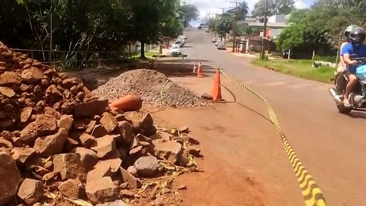 Cratera causada pelas chuvas na Rua Europa está ainda em fase de obras