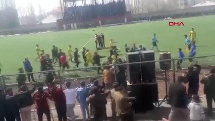 Son dakika! SPOR Taraftar sahaya girdi, ortalık savaş alanına döndü