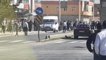 Yol kapatıp kavga eden husumetli ailelerin kavgasında ortalık savaş alanına döndü: 14 yaralı