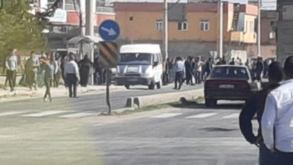 Yol kapatıp kavga eden husumetli ailelerin kavgasında ortalık savaş alanına döndü: 14 yaralı
