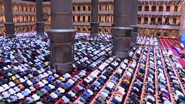 بدون تعليق: الإندونيسيون يؤدون صلاة التراويح في أكبر مسجد في جنوب شرق آسيا
