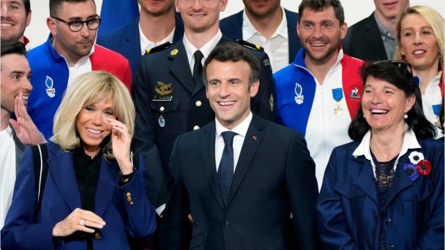 FEMME ACTUELLE - Emmanuel Macron : la photographe de l'Elysée publie un cliché attendrissant du président avec sa femme