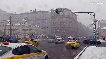 Longe da guerra, Moscovo desfruta da neve de abril