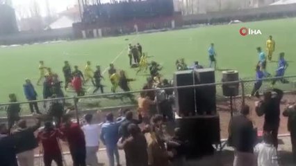 Taraftar sahaya girdi, ortalık karıştı