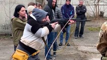 A Odessa corsi per i civili per imparare a imbracciare un fucile