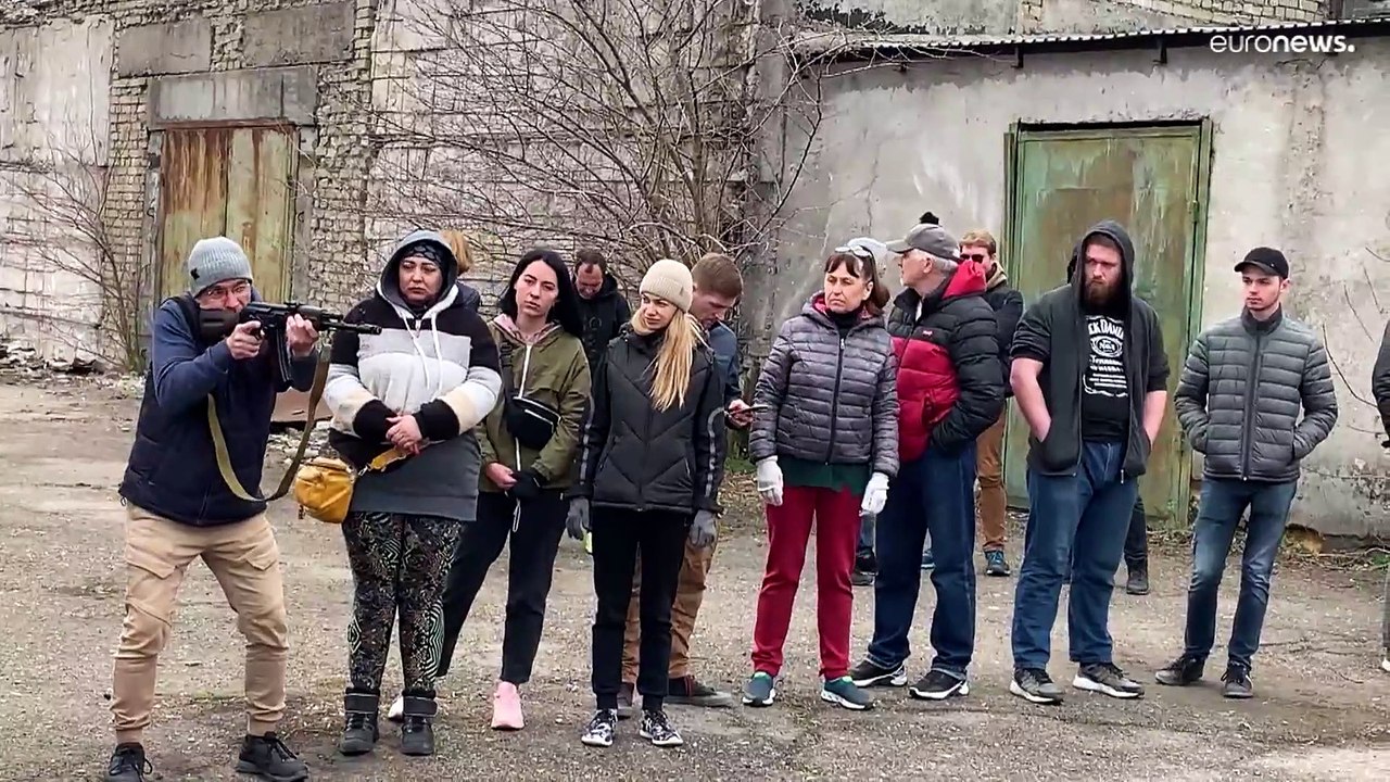 Des civils ukrainiens reçoivent des formations au maniement des armes près d'Odessa