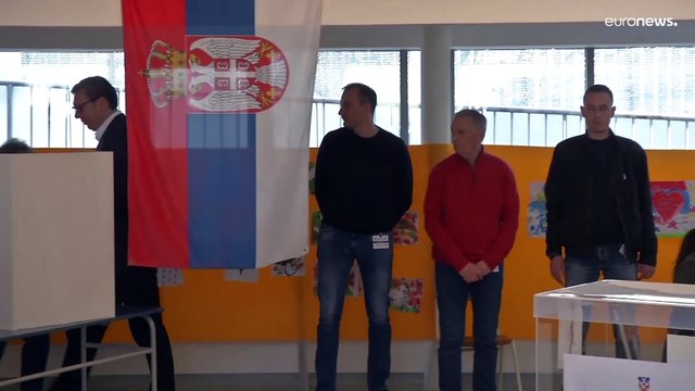 الحزب الحاكم في صربيا يتصدر الانتخابات البرلمانية بحسب الاستطلاعات