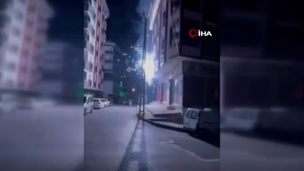 Elektrik kabloları bomba gibi patladı, korku dolu anlar cep telefonu kamerası ile görüntülendi