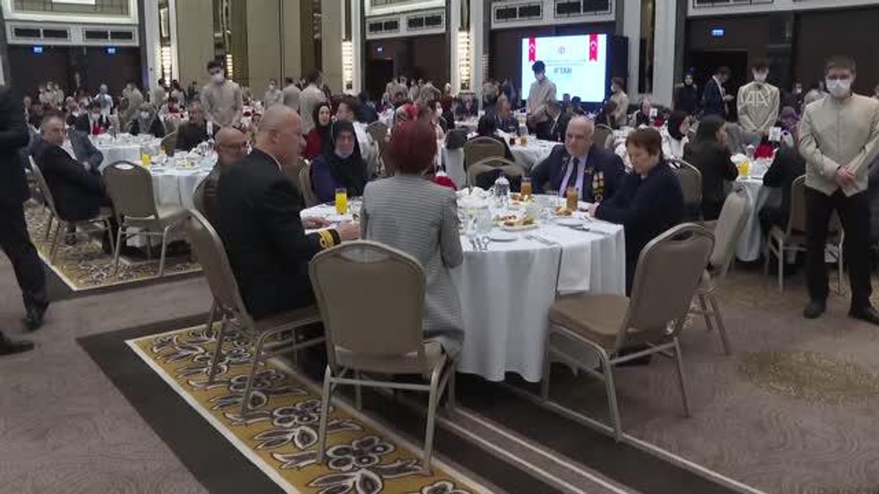 Son Dakika | Bakan Akar, beraberindeki TSK komuta kademesi ile şehit aileleri ve gazilerle iftarda buluştu