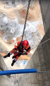 Viyadük inşaatında asansörde mahsur kalan işçileri itfaiye kurtardı