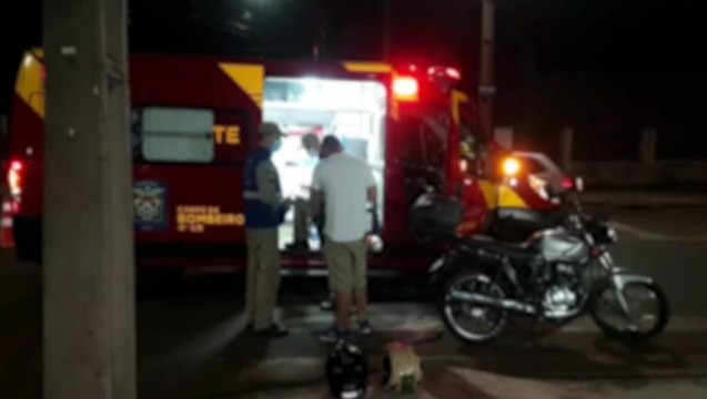 Duas pessoas ficam feridas após colisão entre carro e moto no Jardim Clarito
