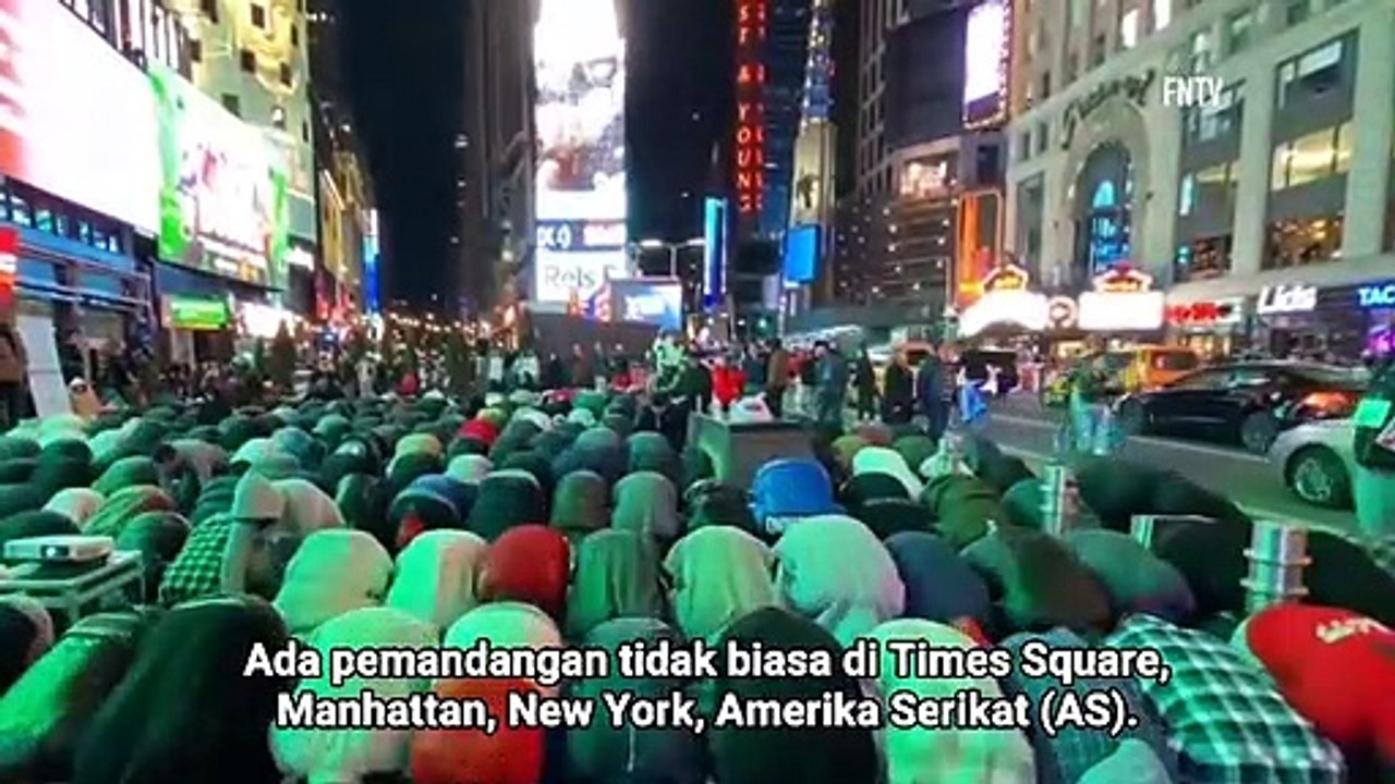 Sholat Tarawih di  Times Square, New York, Amerika Serikat