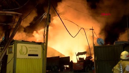 İSTANBUL-ÜMRANİYE'DE GERİ DÖNÜŞÜM TESİSİNDE ÇIKAN YANGINDA 8 İŞYERİ ZARAR GÖRDÜ -