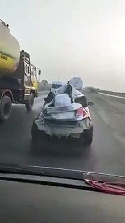 超狂！小轎車被「撞成廢鐵」照上路 14秒超車影片曝光