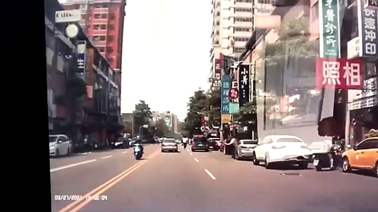 台中貨車開門擊倒16歲單車少年 慘被後車輾過身亡