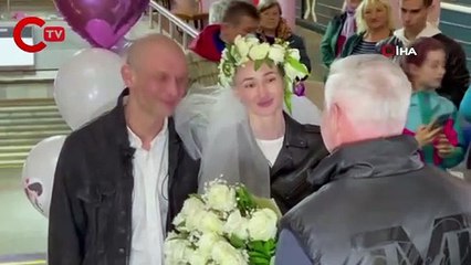 Sığınak olarak kullanılan metro istasyonunda evlendiler