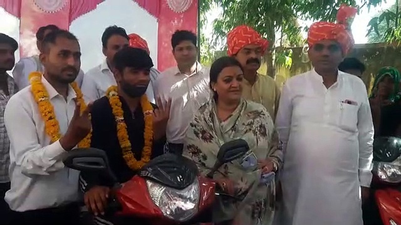 दौसा. 18 दिव्यांगों को सौंपी स्कूटी की चाबी