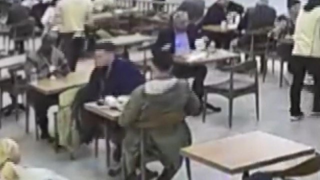 Yemek yerken astığı montunun cebinden 5 bin 500 doları çalındı