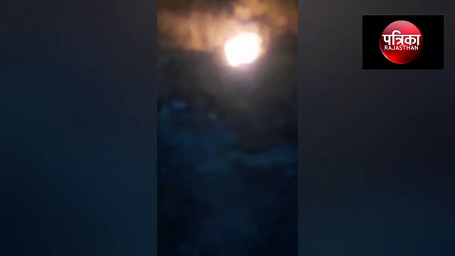 डेढ़ सौ फीट गहरी खाई में गिरी कार, पेड़ के सहारे ​टिकी गई कार और धूं-धूं कर जल गई, एक की मौत, देखे वीडियो