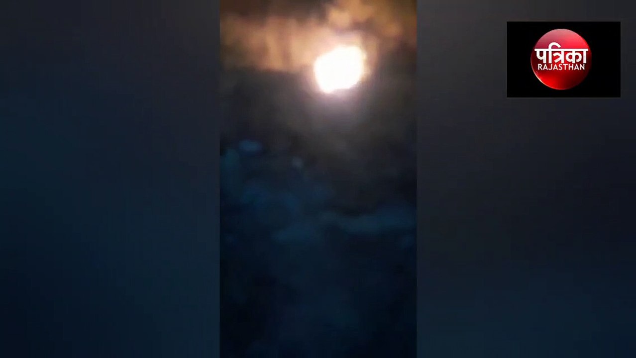 डेढ़ सौ फीट गहरी खाई में गिरी कार, पेड़ के सहारे ​टिकी गई कार और धूं-धूं कर जल गई, एक की मौत, देखे वीडियो