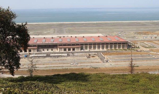 DENİZE DOLGU RİZE-ARTVİN HAVALİMANI'NA İLK UÇAK İNİYOR