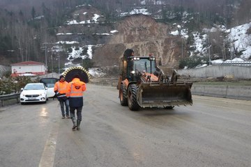 (Drone) Heyelan sonrası Bolu Dağı Tüneli'nde yol açma çalışmaları sürüyor