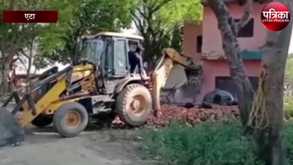 बाबा के बुलडोजर का खौफ, सपा नेता खुद तोड़ रहे हैं बिल्डिंग
