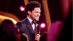 VOICI - Grammy Awards 2022 : l'animateur ouvre la cérémonie avec une blague sur la gifle de Will Smith