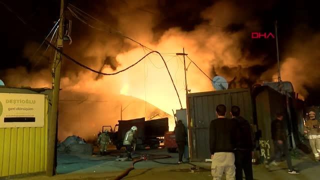 İSTANBUL-ÜMRANİYE'DE GERİ DÖNÜŞÜM TESİSİ ALEVLERE TESLİM OLDU