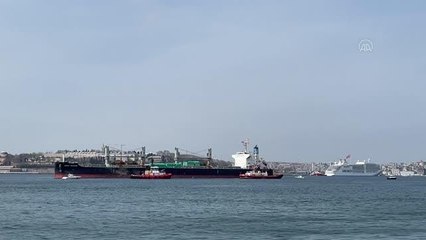 Yük gemisi Haydarpaşa Limanı'nda karaya oturdu