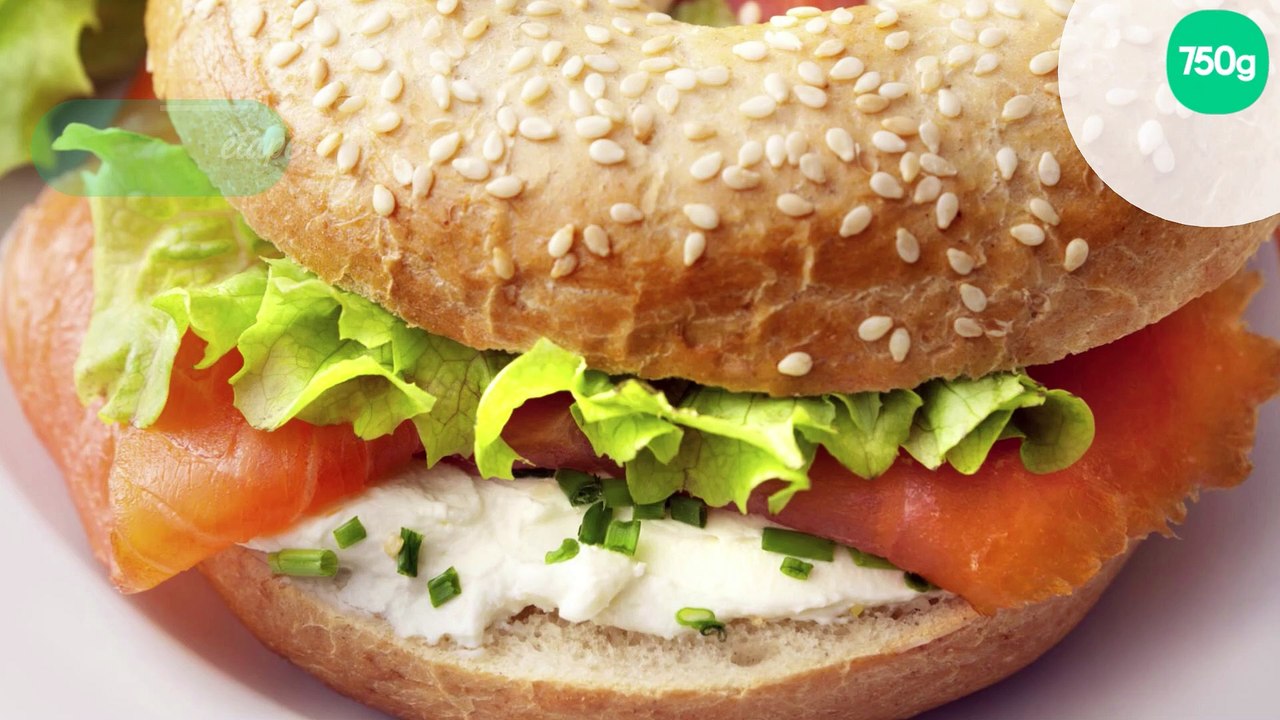 Bagel de saumon fumé et œufs brouillés