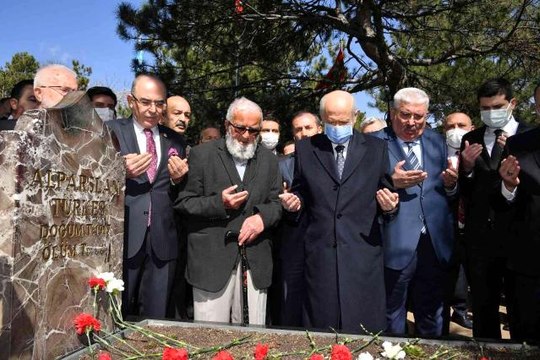 Alpaslan Türkeş, vefatının 25'inci yılında kabri başında anıldı