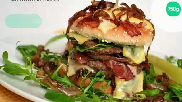 Hamburger au lard, oignons caramélisés, roquette et Reblochon