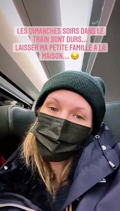 Lorie Pester, triste de devoir quitter sa fille pour repartir sur le tournage des "Mystères de la duchesse" pour France 3, le 3 avril 2022.