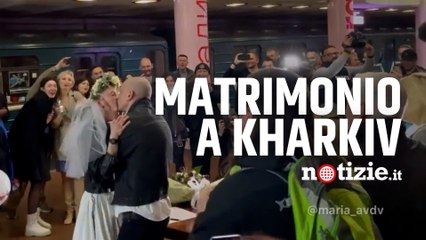 Guerra Russia-Ucraina, conflitto non frena l’amore di una coppia: matrimonio in metro a Kharkiv