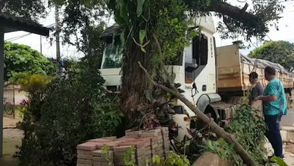Motorista passa mal e caminhão desce rua desgovernado, no Cataratas