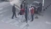 Arnavutköy'de iki grubun tekmeli yumruklu kavgası kamerada