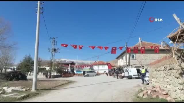 Ağaç sevdalısı köylüler, 28 yıldır bu şenlikte buluşuyor- Dinar'da 28 yıldır devam eden fidan dikim şenliği bu yılda yapıldı- Köylüler çoluk çocuk...