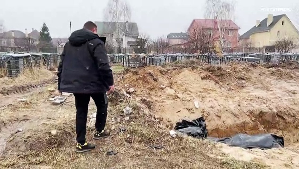 Los vecinos descubren las atrocidades de la guerra tras la salida de las tropas rusas de Bucha
