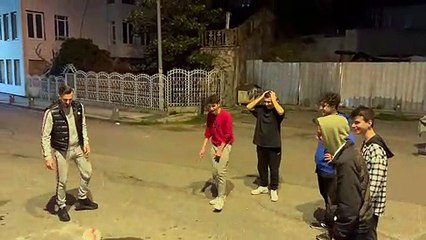 Mergim Berisha sokakta top oynadı