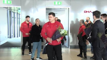 SPOR Güreş Milli Takımı, İstanbul'da çiçeklerle karşılandı