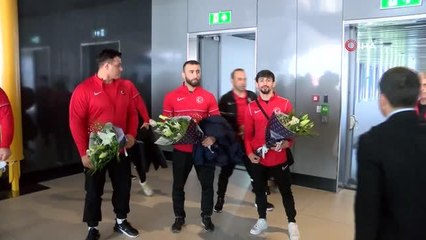 Şampiyon güreşçiler yurda döndü