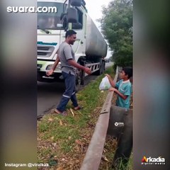 Haru, Momen Anak Sopir Truk Tunggu Ayahnya di Tepi Jalan untuk Berikan Bekal