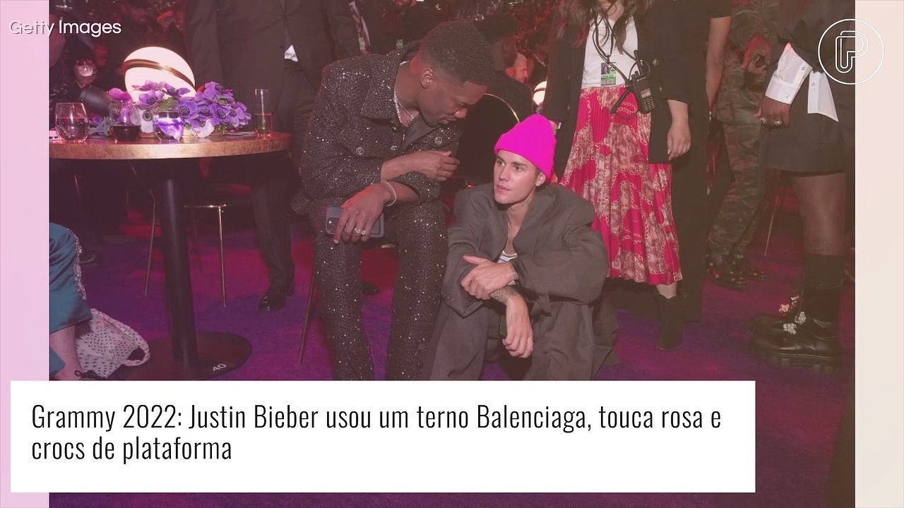 Look de Justin Bieber no Grammy: cantor combina touca rosa com terno e usa sapato de plataforma