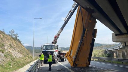 Beykoz'da kamyonun seyir halindeyken açılan dorsesi çarptığı viyadükte asılı kaldı